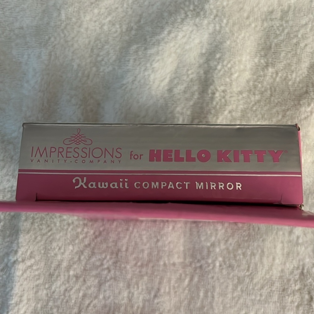 Hello Kitty Kawaii Mirror with Red Bow - Picture 2 of 9